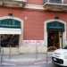 Percorrendo via Sparano in senso inverso, giriamo a sinistra su via Calefati. Dopo due isolati, ad angolo con via Melo, incontriamo La Patriottica, enorme negozio di abbigliamento con due ingressi separati (uomo e donna), aperto dal 1922